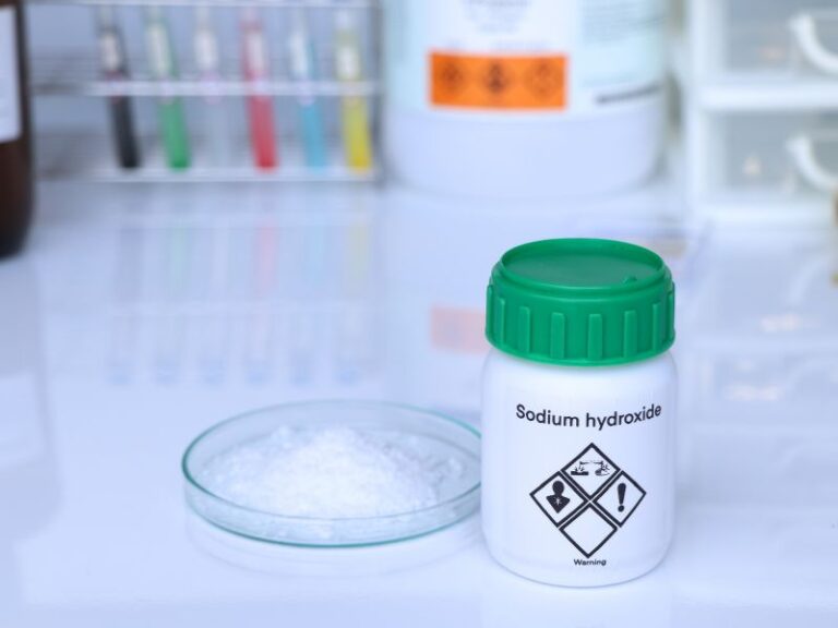 diferença entre soda cáustica líquida e em escamas