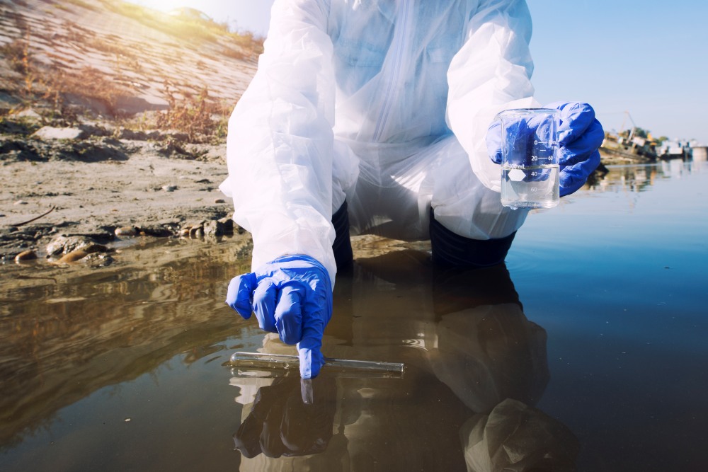 ecologista faz teste em agua para determinar nível de poluição